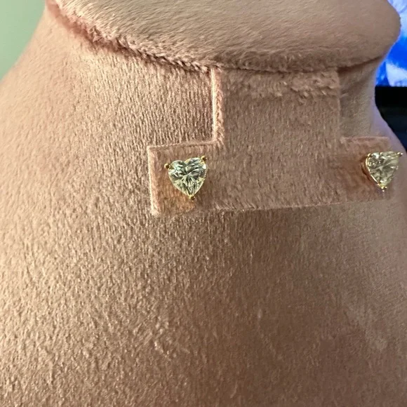 Diamond heart cut earrings on 18k gold mount - Picture 5 of 6